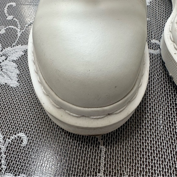 Dr. Martens 1461 Mono Smooth Leather
Oxford Shoes in White Unisex - Picture 9 of 16